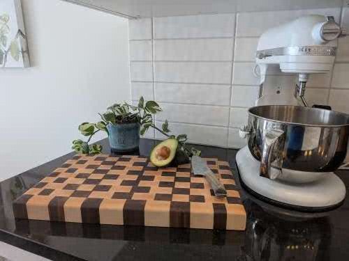 Planche à découper en bois de bout dans une cuisine