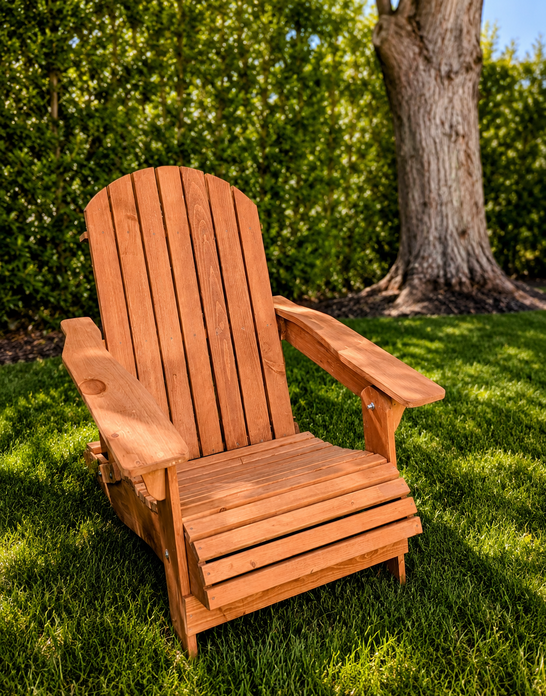 Chaise Adirondack en bois massif dans un jardin