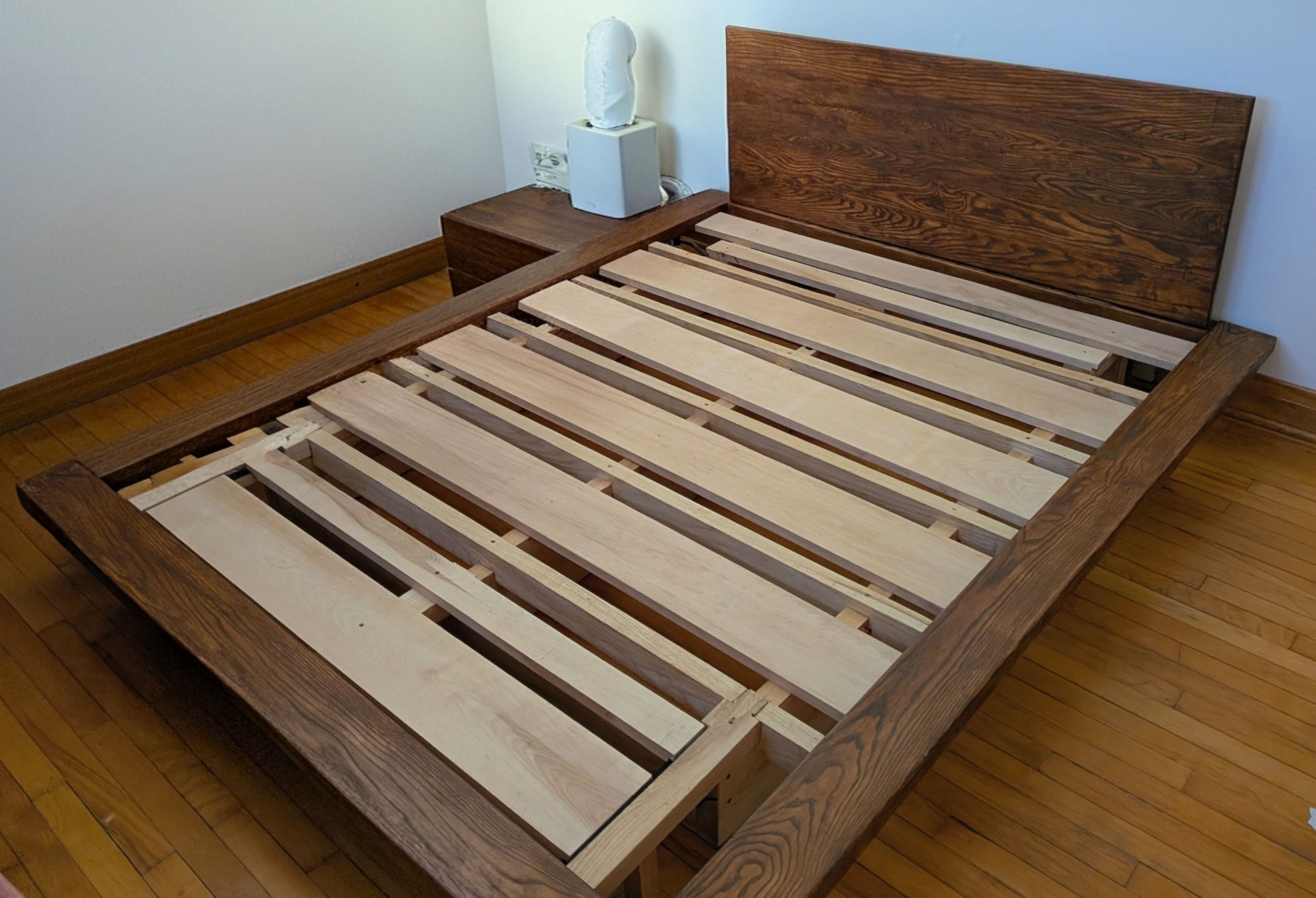 Lit flottant sur mesure en bois massif avec table de chevet intégrée