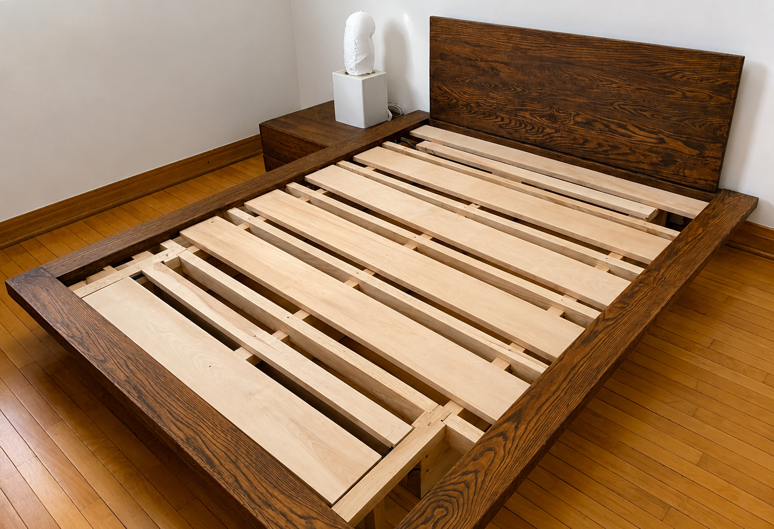 Lit en bois massif sur mesure avec table de chevet intégrée